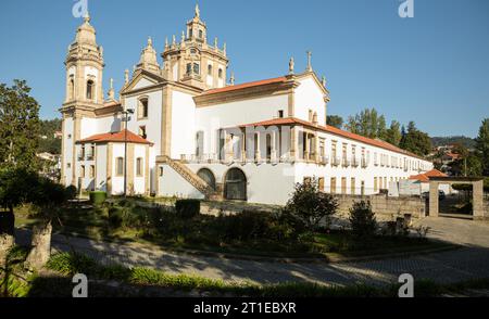 Seitenansicht des Klosters S. Miguel de Refojos, Cabeceiras de Basto, Portugal. Gilt als eines der Juwelen des Barocks im Norden Portugals Stockfoto