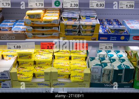 Fafe, Portugal - 10. Oktober 2023: Supermarkt Aldi - Margarine und Butter Stockfoto