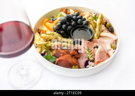 Teller mit mediterranen Antipasti-Snacks. Flach, isoliert, über Kopf. Hochwertige Fotos Stockfoto