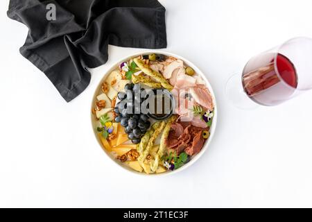 Teller mit mediterranen Antipasti-Snacks. Flach, isoliert, über Kopf. Hochwertige Fotos Stockfoto