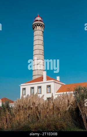 Der Leuchtturm von Leca an der Atlantikküste in der Gemeinde Matosinhos, Portugal. Stockfoto