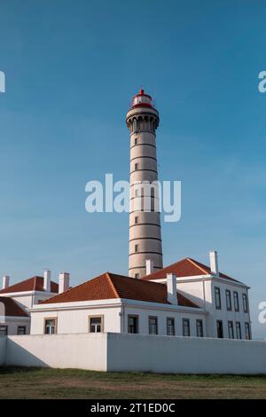 Der Leuchtturm von Leca an der Atlantikküste in Matosinhos, Portugal. Stockfoto