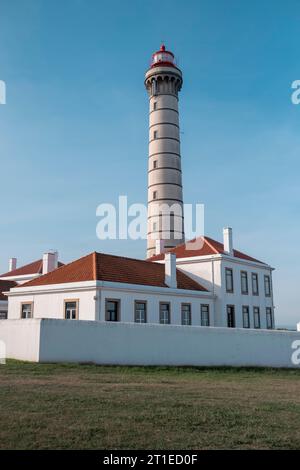 Blick auf den Leuchtturm von Leca, auch bekannt als Farol de Boa Nova an der Atlantikküste, Portugal. Stockfoto