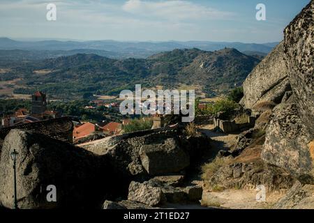 Blick von der Spitze der Burgmauer auf mittelalterliche Dorfhäuser in Monsanto, Portugal. Stockfoto