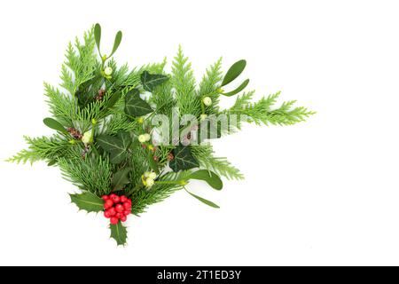 Weihnachtliches, grünes Blumenstrauß mit stechpalme, Mistel, Efeu, Tannenzapfen, Zedernholz. Traditionelle Naturflora für festliche Feiertage, Yule, Stockfoto