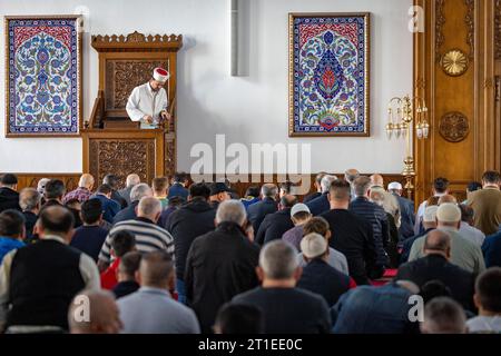 Duisburg, Deutschland. Oktober 2023. Muslime nehmen an Freitagsgebeten in der Merkez-DITIB-Moschee Teil. Nach dem Aufruf der Terrororganisation Hamas an diesem Freitag um ihre weltweite Unterstützung warnt die türkische Gemeinschaft davor, dem zu folgen. Quelle: Christoph Reichwein/dpa/Alamy Live News Stockfoto