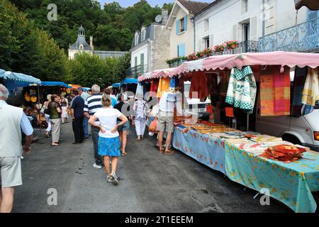 Marktblick am Brantôme en Périgord 03 Stockfoto