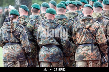 Hagenow, Deutschland. Oktober 2023. Soldaten marschieren zum Rückruf in die Ernst Moritz Arndt Baracke. Quelle: Markus Scholz/dpa/Alamy Live News Stockfoto