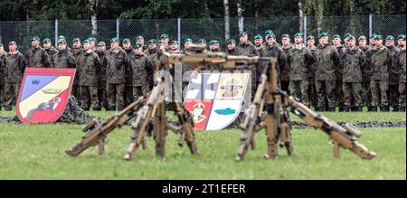 Hagenow, Deutschland. Oktober 2023. Soldaten standen hinter MG5-Maschinengewehren für den Rückruf in der Ernst Moritz Arndt-Kaserne. Quelle: Markus Scholz/dpa/Alamy Live News Stockfoto