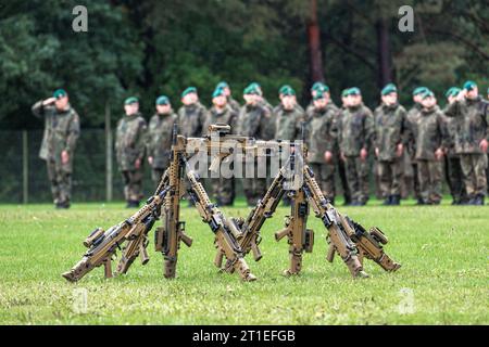 Hagenow, Deutschland. Oktober 2023. Soldaten standen hinter MG5-Maschinengewehren für den Rückruf in der Ernst Moritz Arndt-Kaserne. Quelle: Markus Scholz/dpa/Alamy Live News Stockfoto