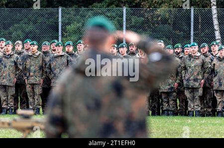 Hagenow, Deutschland. Oktober 2023. Soldaten stellten sich für den Rückruf in der Ernst Moritz Arndt Baracke an. Quelle: Markus Scholz/dpa/Alamy Live News Stockfoto