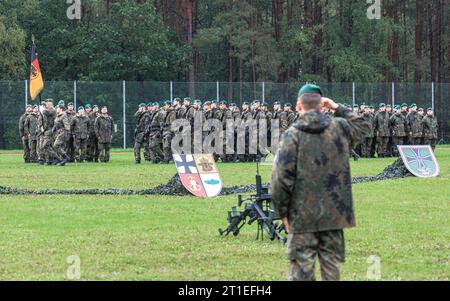 Hagenow, Deutschland. Oktober 2023. Soldaten stellten sich für den Rückruf in der Ernst Moritz Arndt Baracke an. Quelle: Markus Scholz/dpa/Alamy Live News Stockfoto