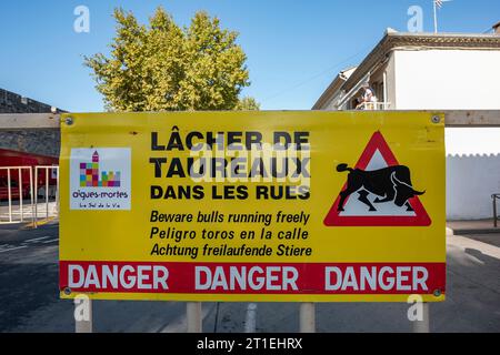 Frankreich, Aigues-Mortes, 9. Oktober 2023. Gefahrenwarnschilder in französischer Sprache „Lose Bulls in the Streets“ Stockfoto