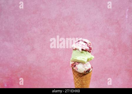 Verschiedene Geschmacksrichtungen von Eis in einer Waffelhülle Stockfoto