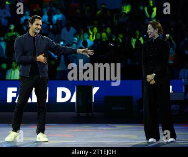 Shanghai, China. Oktober 2023. Roger Federer (L) und der chinesische Tennisstar Li Na nehmen am Federer's Fan Day am ATP World Tour Shanghai Masters Tennisturnier in der Qizhong Forest Sports City Arena in Shanghai, Ostchina, am 13. Oktober 2023 Teil. Quelle: Wang Lili/Xinhua/Alamy Live News Stockfoto