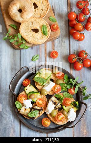 Hartweizen Friselle (süditalienisches Brot) mit Auberginen, Zucchini und Tomaten Stockfoto