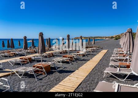 Badestrand, leer, organisiert, mit Liegestühlen und Sonnenschirmen, Catering, Bucht am Strand Koutsounari, auf der Insel Kreta, im Südosten der Insel Stockfoto