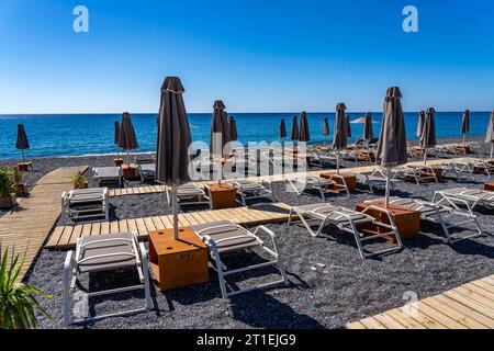 Badestrand, leer, organisiert, mit Liegestühlen und Sonnenschirmen, Catering, Bucht am Strand Koutsounari, auf der Insel Kreta, im Südosten der Insel Stockfoto