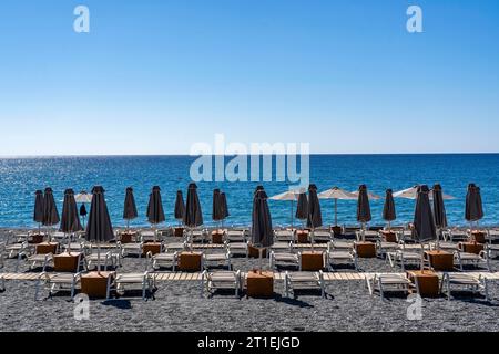 Badestrand, leer, organisiert, mit Liegestühlen und Sonnenschirmen, Catering, Bucht am Strand Koutsounari, auf der Insel Kreta, im Südosten der Insel Stockfoto