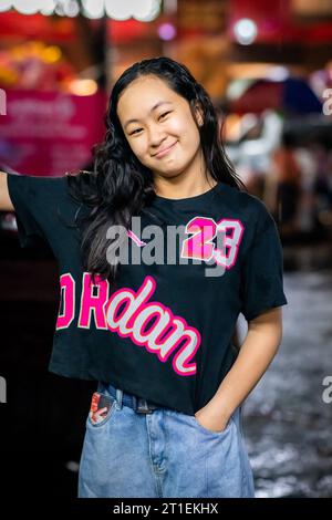 Ein junges, hübsches philippinisches Mädchen posiert und lächelt für ihr Porträt im Tondo-Viertel von Metro Manila auf den Philippinen. Stockfoto