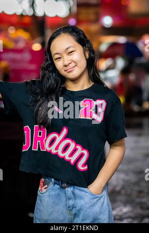 Ein junges, hübsches philippinisches Mädchen posiert und lächelt für ihr Porträt im Tondo-Viertel von Metro Manila auf den Philippinen. Stockfoto