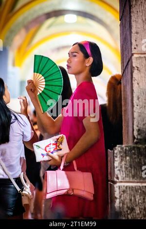 Ein junges, hübsches philippinisches Mädchen, stilvoll gekleidet, fängt sich im Erzdiözesan-Schrein von Sto, Nino im Tondo-Viertel von Manila an. Stockfoto