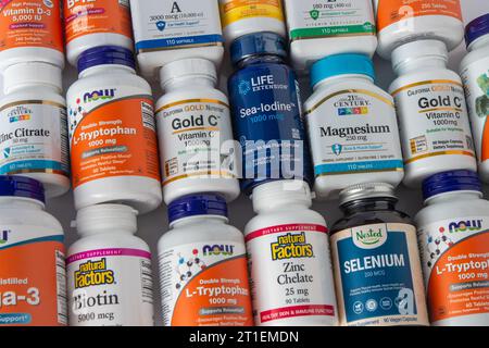 Vitamine, Mineralien und Mikronährstoffe aus iHerb. Viele verschiedene Gläser. Biologisch aktive Lebensmittelzusatzstoffe. Nahrungsergänzungsmittel online kaufen. Arzneimittel für die Gesundheit. Kiew, Ukraine – 13. Juli 2023. Stockfoto