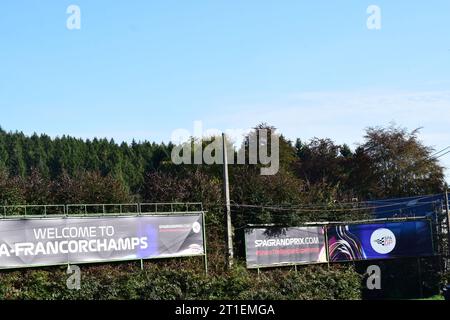 Touristenschilder in Richtung der Rennstrecke Spa-Francorchamps Stockfoto