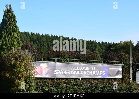 Touristenschilder in Richtung der Rennstrecke Spa-Francorchamps Stockfoto