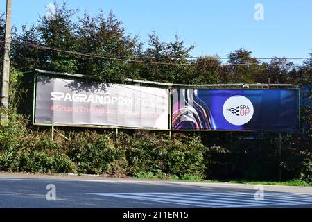 Touristenschilder in Richtung der Rennstrecke Spa-Francorchamps Stockfoto