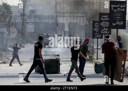 Nablus, Palästinensische Gebiete. Oktober 2023. Palästinensische Demonstranten nehmen an einer solidarischen Protestaktion in der Al-Quds-Straße östlich von Nablus Teil. Neun Menschen seien bei neuen Zusammenstößen an mehreren Orten im Westjordanland getötet worden, sagten die Palästinenser am Freitag. Quelle: Ayman Nobani/dpa/Alamy Live News Stockfoto