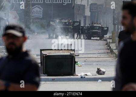 Nablus, Palästinensische Gebiete. Oktober 2023. Palästinensische Demonstranten nehmen an einer solidarischen Protestaktion in der Al-Quds-Straße östlich von Nablus Teil. Neun Menschen seien bei neuen Zusammenstößen an mehreren Orten im Westjordanland getötet worden, sagten die Palästinenser am Freitag. Quelle: Ayman Nobani/dpa/Alamy Live News Stockfoto