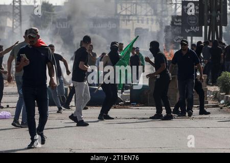 Nablus, Palästinensische Gebiete. Oktober 2023. Palästinensische Demonstranten nehmen an einer solidarischen Protestaktion in der Al-Quds-Straße östlich von Nablus Teil. Neun Menschen seien bei neuen Zusammenstößen an mehreren Orten im Westjordanland getötet worden, sagten die Palästinenser am Freitag. Quelle: Ayman Nobani/dpa/Alamy Live News Stockfoto