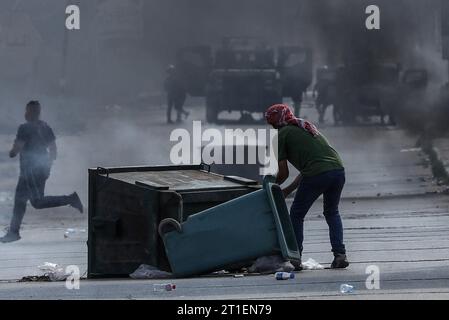 Nablus, Palästinensische Gebiete. Oktober 2023. Palästinensische Demonstranten nehmen an einer solidarischen Protestaktion in der Al-Quds-Straße östlich von Nablus Teil. Neun Menschen seien bei neuen Zusammenstößen an mehreren Orten im Westjordanland getötet worden, sagten die Palästinenser am Freitag. Quelle: Ayman Nobani/dpa/Alamy Live News Stockfoto