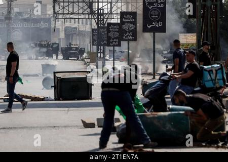 Nablus, Palästinensische Gebiete. Oktober 2023. Palästinensische Demonstranten nehmen an einer solidarischen Protestaktion in der Al-Quds-Straße östlich von Nablus Teil. Neun Menschen seien bei neuen Zusammenstößen an mehreren Orten im Westjordanland getötet worden, sagten die Palästinenser am Freitag. Quelle: Ayman Nobani/dpa/Alamy Live News Stockfoto