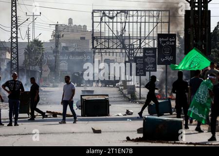 Nablus, Palästinensische Gebiete. Oktober 2023. Palästinensische Demonstranten nehmen an einer solidarischen Protestaktion in der Al-Quds-Straße östlich von Nablus Teil. Neun Menschen seien bei neuen Zusammenstößen an mehreren Orten im Westjordanland getötet worden, sagten die Palästinenser am Freitag. Quelle: Ayman Nobani/dpa/Alamy Live News Stockfoto