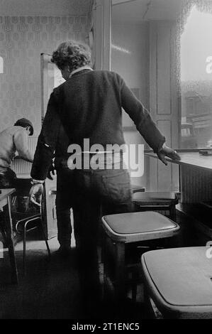Gruppe von Arbeitern, die Tee und Suppe in Lil's Cafe trinken, während sie an der Slumräumung und dem Abriss des viktorianischen St. Ann's, Nottingham, arbeiten. 1969-1972 Stockfoto