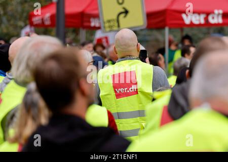 Proteste vor dem Neven Dumont Haus in Köln: Ehemaliger Mitarbeiter der hauseigenen Druckerei des Kölner Verlags Dumont Kölner Stadt-Anzeiger, Kölnische Rundschau, Express protestieren gegen ihre plötzliche Entlassung. 200 Angestellte durch das Management ohne jede Vorwarnung auf die Straße gesetzt und der Zeitungsdruck in einer Druckerei bei Koblenz ausgelagert worden. Die Herausgeber Isabelle Neven DuMont und Christian Dumont Schütte ließen den Betroffenen ihr persönliches Bedauern mitteilen. Köln, 12.10.2023 NRW Deutschland *** Proteste vor dem Neven Dumont Haus in Co Stockfoto