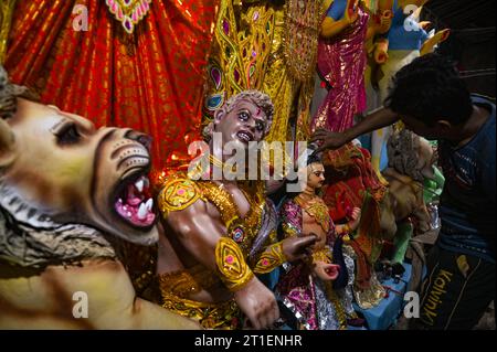 Neu-Delhi, Delhi, Indien. Oktober 2023. Ein Künstler verleiht einem religiösen Idol bei einem Workshop vor dem Durga Puja Festival in Neu-Delhi am 13. Oktober 2023 den letzten Schliff. (Kreditbild: © Kabir Jhangiani/ZUMA Press Wire) NUR REDAKTIONELLE VERWENDUNG! Nicht für kommerzielle ZWECKE! Stockfoto