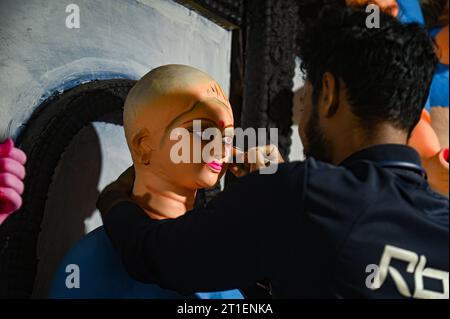 Neu-Delhi, Delhi, Indien. Oktober 2023. Ein Künstler verleiht einem religiösen Idol bei einem Workshop vor dem Durga Puja Festival in Neu-Delhi am 13. Oktober 2023 den letzten Schliff. (Kreditbild: © Kabir Jhangiani/ZUMA Press Wire) NUR REDAKTIONELLE VERWENDUNG! Nicht für kommerzielle ZWECKE! Stockfoto