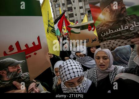 Beirut, Libanon. Oktober 2023. Libanesische Demonstranten tragen Plakate während eines Protestes aus Solidarität mit Palästinensern, während die Kämpfe zwischen israelischen Truppen und Militanten der palästinensischen Gruppe Hamas fortgesetzt werden. Marwan Naamani/dpa/Alamy Live News Stockfoto