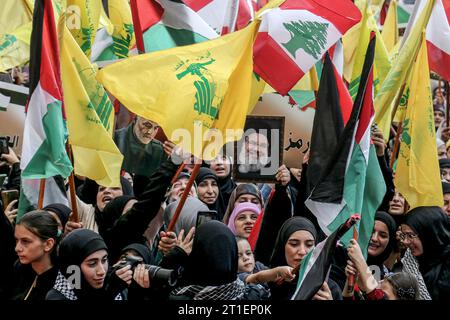 Beirut, Libanon. Oktober 2023. Libanesische Demonstranten tragen in Solidarität mit den Palästinensern die Hisbollah- und palästinensische Fahnen, während die Kämpfe zwischen israelischen Truppen und Militanten der palästinensischen Gruppe Hamas fortgesetzt werden. Marwan Naamani/dpa/Alamy Live News Stockfoto