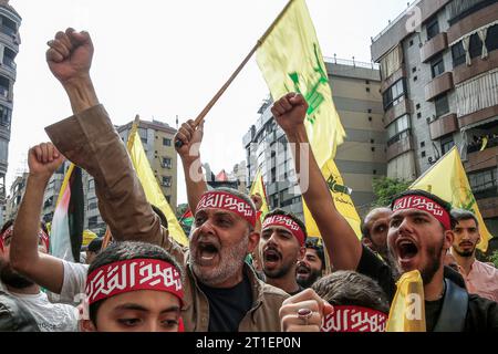 Beirut, Libanon. Oktober 2023. Libanesische Demonstranten tragen in Solidarität mit den Palästinensern Hisbollah-Flaggen, während die Kämpfe zwischen israelischen Truppen und Militanten der palästinensischen Gruppe Hamas fortgesetzt werden. Marwan Naamani/dpa/Alamy Live News Stockfoto
