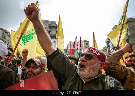Beirut, Libanon. Oktober 2023. Libanesische Demonstranten tragen in Solidarität mit den Palästinensern Hisbollah-Flaggen, während die Kämpfe zwischen israelischen Truppen und Militanten der palästinensischen Gruppe Hamas fortgesetzt werden. Marwan Naamani/dpa/Alamy Live News Stockfoto