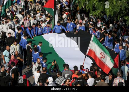 Beirut, Libanon. Oktober 2023. Libanesische Demonstranten tragen in Solidarität mit den Palästinensern eine riesige palästinensische Flagge, während die Kämpfe zwischen israelischen Truppen und Militanten der palästinensischen Gruppe Hamas fortgesetzt werden. Marwan Naamani/dpa/Alamy Live News Stockfoto