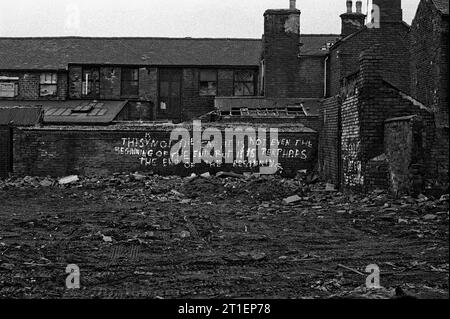 Ein Churchillian-Spruch wurde als Protest an eine Wand gemalt, während der Slumräumung und der Abriss des viktorianischen St. Ann's, Nottingham. 1969-1972 Stockfoto