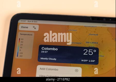 New York, USA – 8. Oktober 2023: Überprüfung der Temperatur in Colombo City mit der Online-App ipad Tablet-Bildschirm Nahansicht Stockfoto