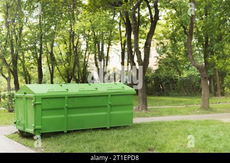 Ein großer Behälter für Waschen und Bauschutt. Eine Mülltonne für Müll im Hof. Ein Müllcontainer voller Müll auf der Straße. Industrie und du Stockfoto