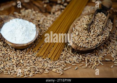 Ein Haufen Dinkel Triticum aestivum spelta auf Olivenholz Stockfoto