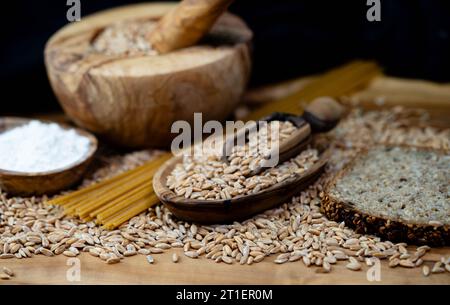 Ein Haufen Dinkel Triticum aestivum spelta auf Olivenholz Stockfoto